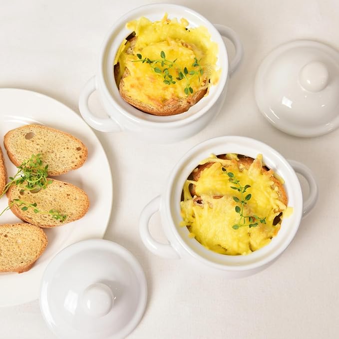 Vumdua French Onion Soup Bowls with Handles and Lids, 16 oz Ceramic Soup Crocks Oven Safe for Chilli, Cereal, Pot Pies, Microwave & Dishwasher Safe, Set of 4, White