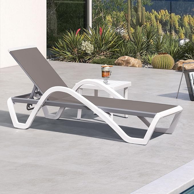 PURPLE LEAF Patio Chaise Lounge Chair Set Outside Aluminum Plastic Stackable Tanning Chairs with Armrests and Side Table for Pool Sunbathing Beach Deck Outdoor Lounger, Taupe