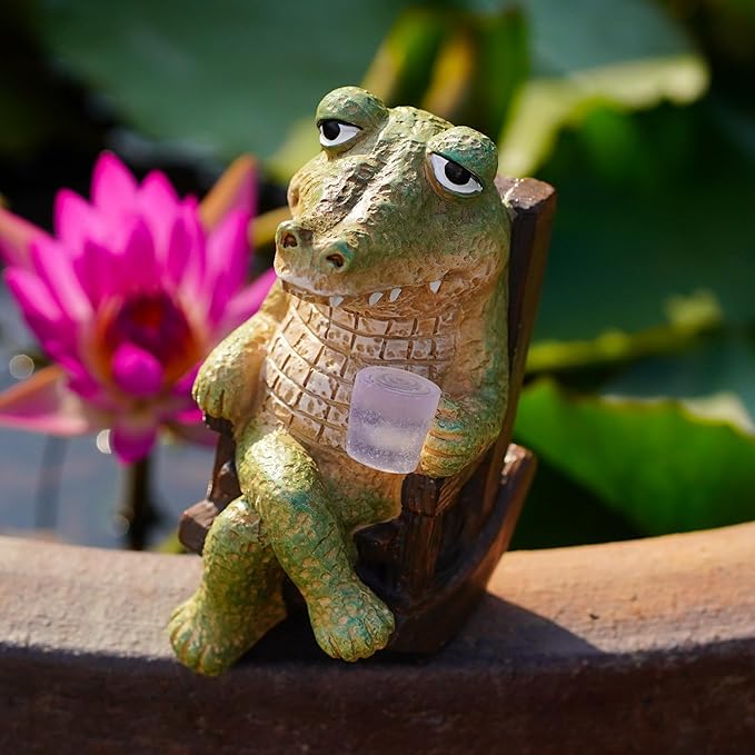 Decorative Crocodile Solar Light, Garden Statue with LED Light Ornament for Indoor Outdoor Home Patio Yard Lawn