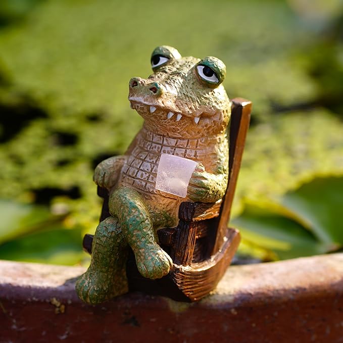 Decorative Crocodile Solar Light, Garden Statue with LED Light Ornament for Indoor Outdoor Home Patio Yard Lawn