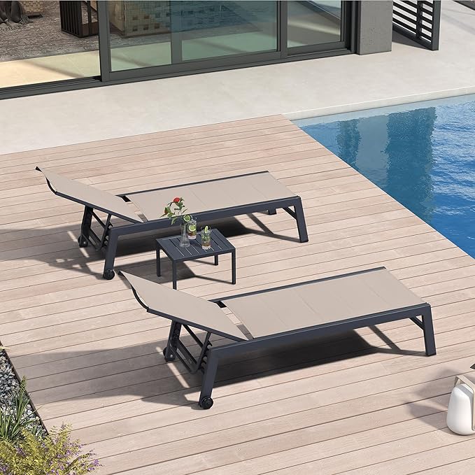 PURPLE LEAF Outdoor Chaise Lounge Set of 2 Aluminum Patio Lounge Chair with Wheels and Side Table Pool Chaise Lounge Chair for Outdoor Backyard Poolside Taupe (2 Lounges Chairs W/Table)