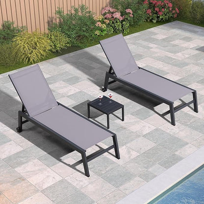 PURPLE LEAF Patio Chaise Lounge Set 2 Pieces Textilene Pool Lounge Chairs with Wheels Sunbathing Chair with 5 Adjustable Position for Outdoor Yard (2 Light Grey Lounges W/Side Table)