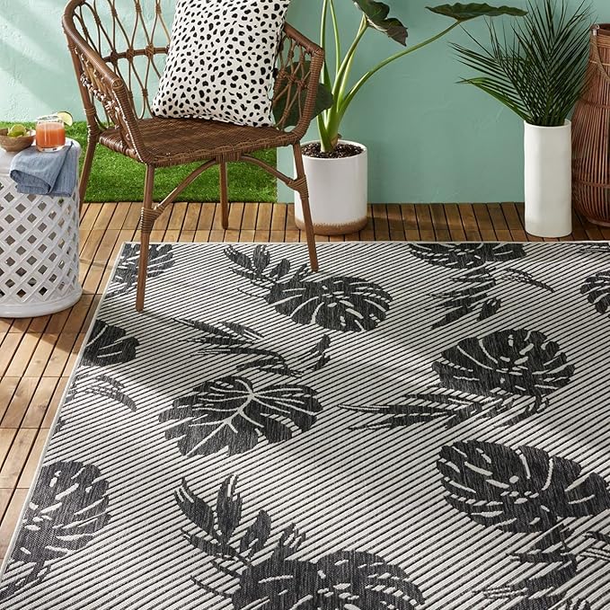 Tommy Bahama Palm Coastal Indoor/Outdoor Area Rug, Silver/Black, 5'3"x7'3"