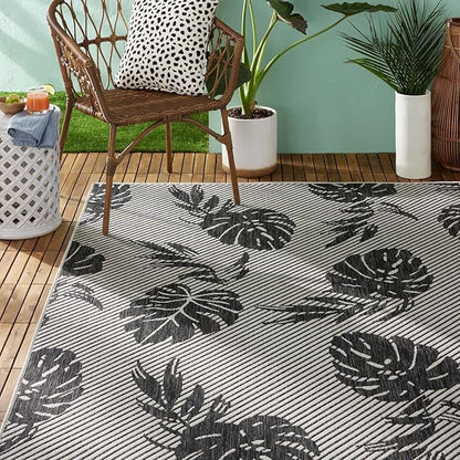 Tommy Bahama Palm Coastal Indoor/Outdoor Area Rug, Silver/Black, 5'3"x7'3"