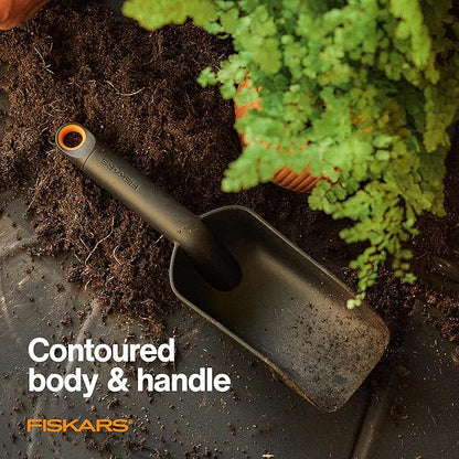 Fiskars Soil Scoop, Indoor Potting & Transplanting Tool for Medium Planters, Durable Lightweight Resin Garden Scooper with Flat Bottom & Deep Sides to Prevent Spills, 1.5 Cup Capacity, Black