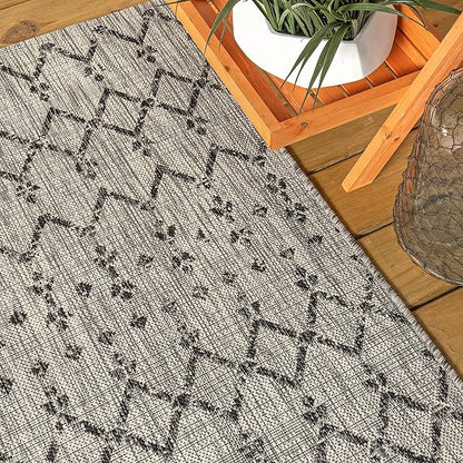 JONATHAN Y Moroccan Geometric Indoor Outdoor Square Area Rug 3X3 Light Gray/Black, Ourika Textured Weave for Backyard, Patio, Porch, Easy-Cleaning, High Traffic Pet-Friendly, Non-Shedding SMB108E-3SQ