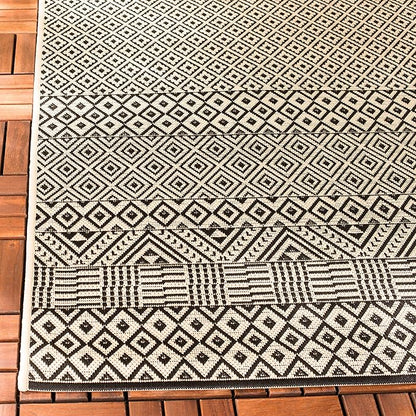 SAFAVIEH Washable Rug Outdoor Courtyard Collection - 5'3" Square, Beige & Black, Non-Shedding & Easy Cleaning, Ideal for Patio, Backyard, Mudroom (CY6235-25612)