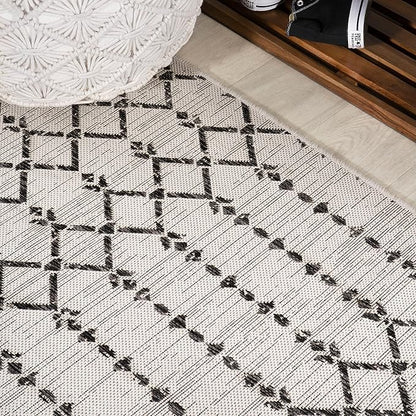 JONATHAN Y Moroccan Geometric Indoor Outdoor Square Area Rug 6X6 Cream/Black, Ourika Textured Weave for Backyard, Patio, Porch, Easy-Cleaning, High Traffic, Pet-Friendly, Non-Shedding (SMB108I-6SQ)